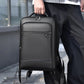 Sac à dos porté par un homme en tenue professionnelle
