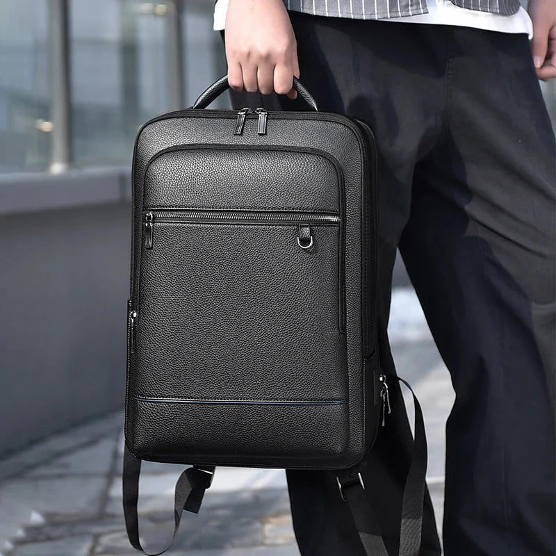 Sac à dos porté par un homme en tenue professionnelle