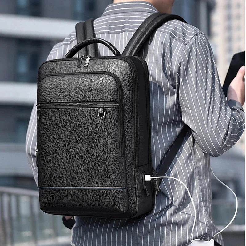 Vue de face du sac à dos avec poches zippées avant