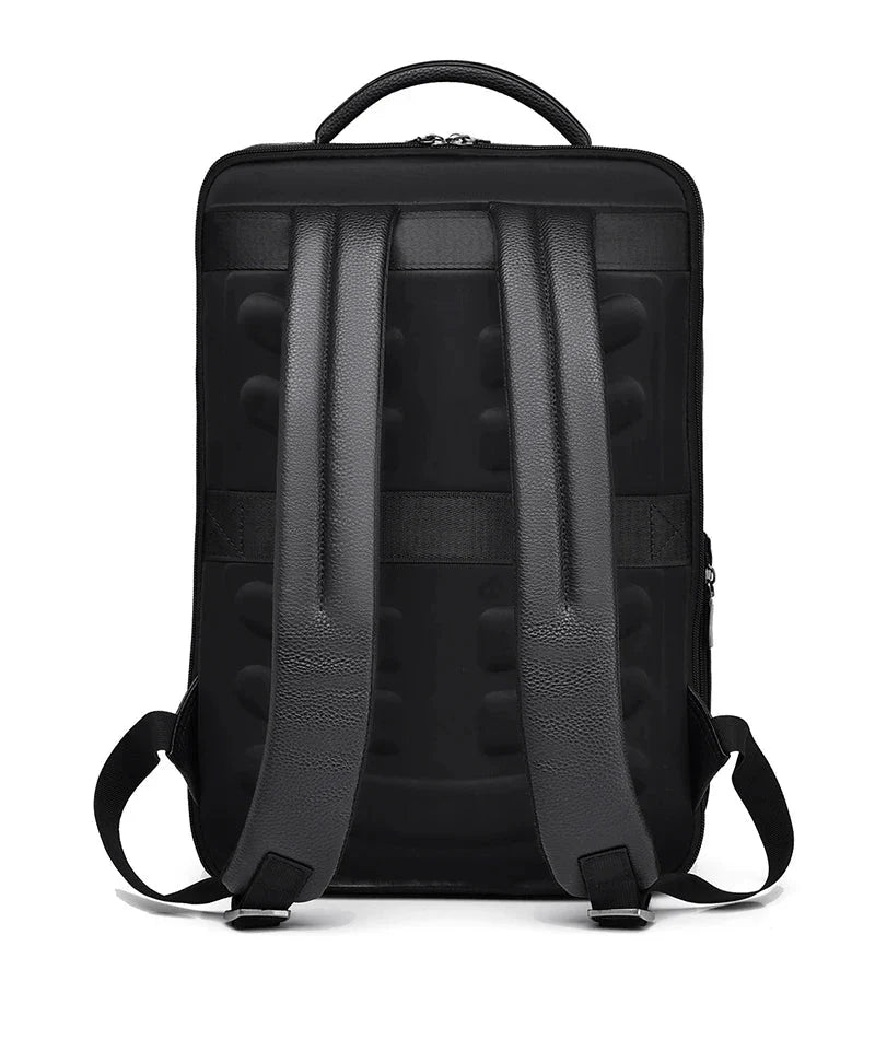 Sac à dos posé sur une table avec accessoires autour