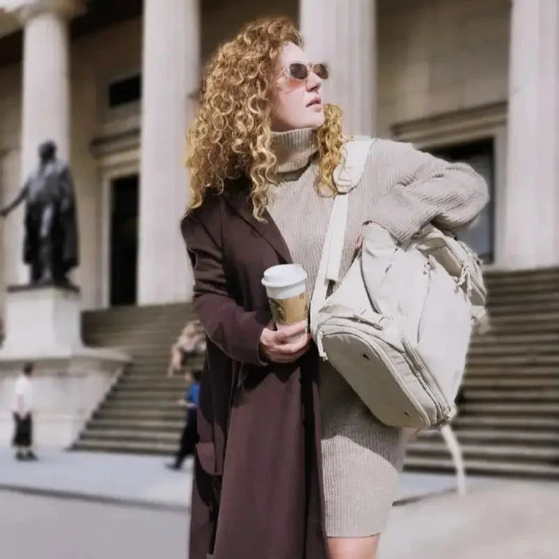 Sac à dos cabine posé sur une valise à roulettes