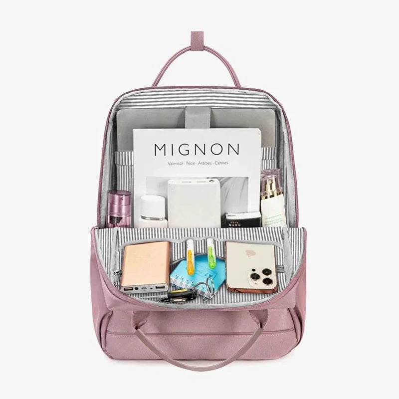 Vue de côté du sac à dos chic avec poches multiples