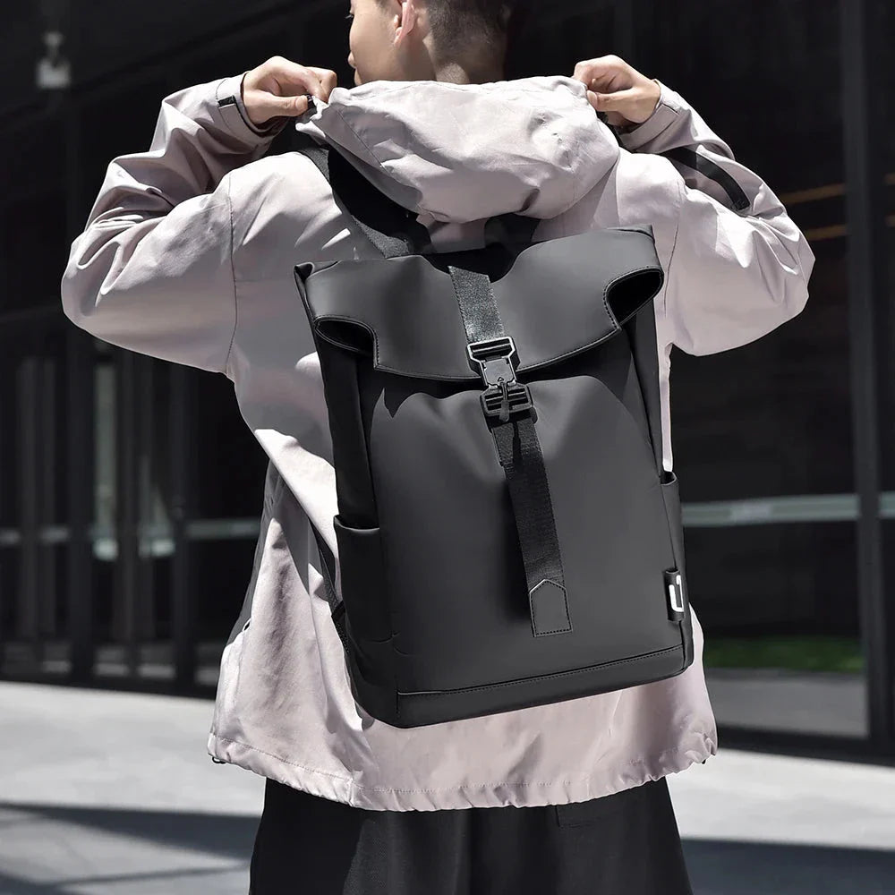 Vue de face d'un sac à dos urbain imperméable avec fermeture roll-top