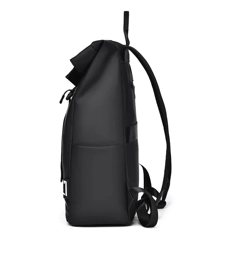 Sac à dos imperméable attaché à une valise grâce à sa sangle