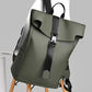 Sac à dos urbain imperméable posé sur une surface en bois