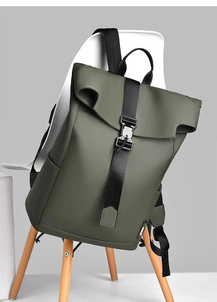 Sac à dos urbain imperméable posé sur une surface en bois