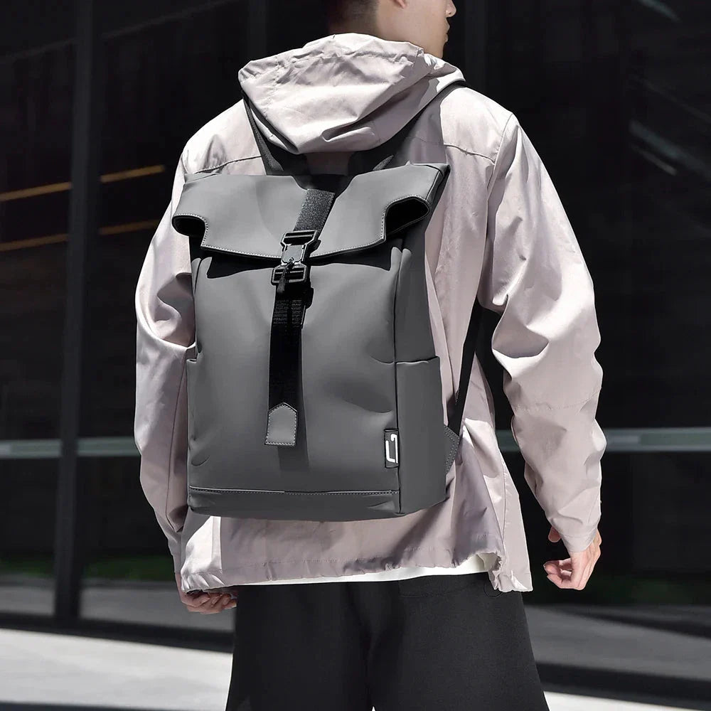 Vue arrière d'un sac à dos imperméable avec bretelles ajustables