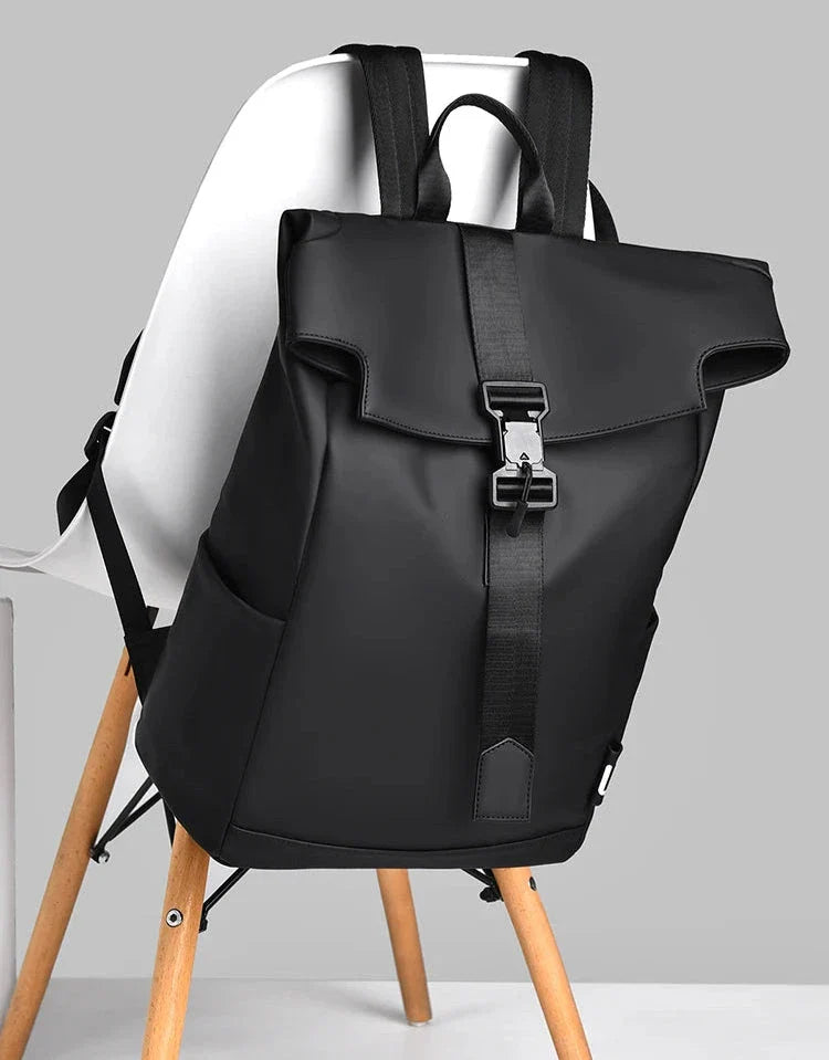 Détail des bretelles ergonomiques d'un sac à dos citadin imperméable