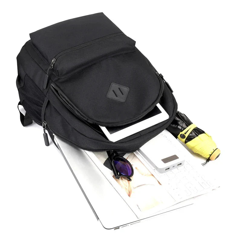 Intérieur du sac à dos avec organisation des fournitures scolaires