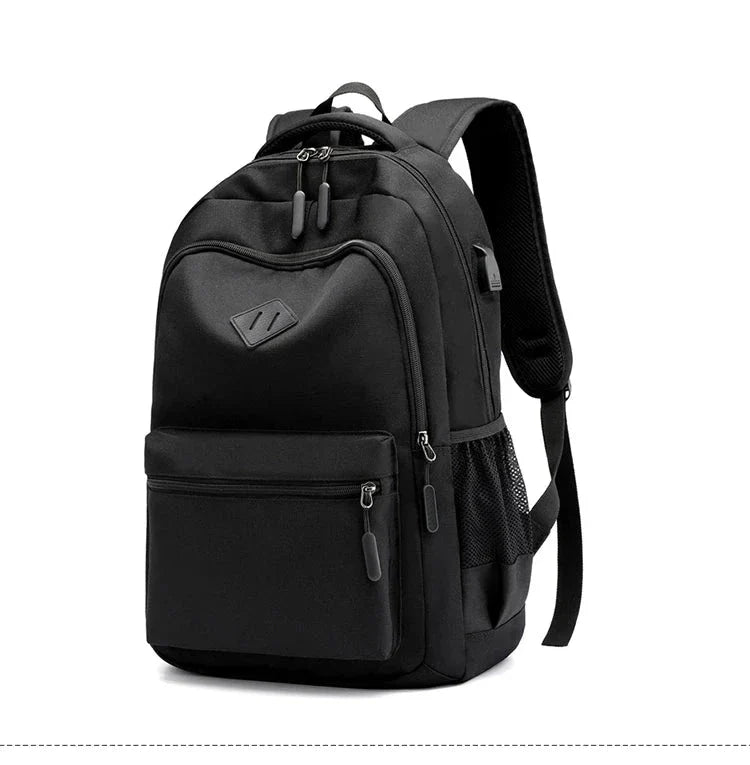 Vue de côté du sac à dos montrant le port USB intégré