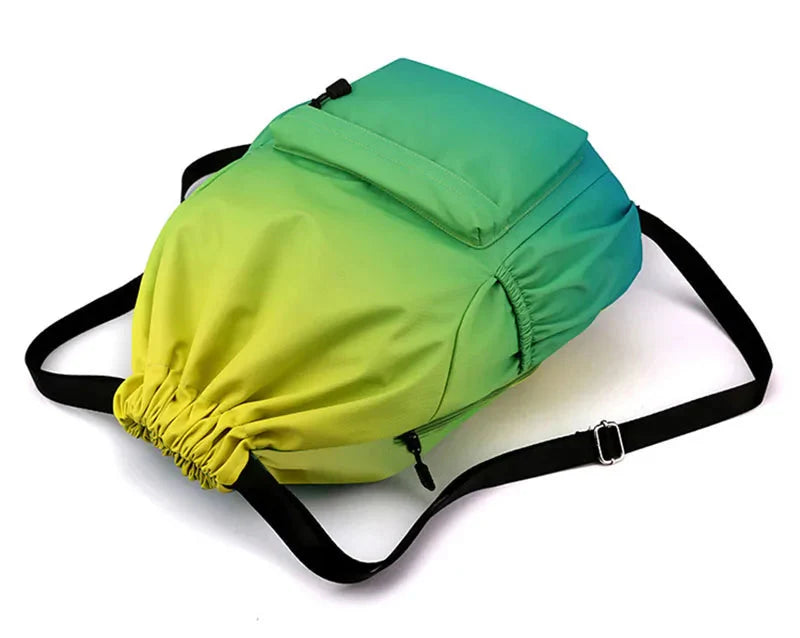 Vue arrière d'un sac à dos multifonction coloré