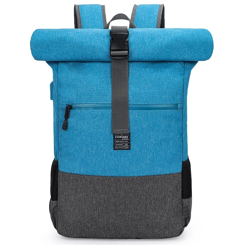 Sac à dos roll-top en coloris bleu, posé sur une surface