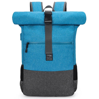 Sac à dos roll-top en coloris bleu, posé sur une surface