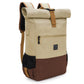 Sac à dos roll-top en coloris camel, posé sur une table