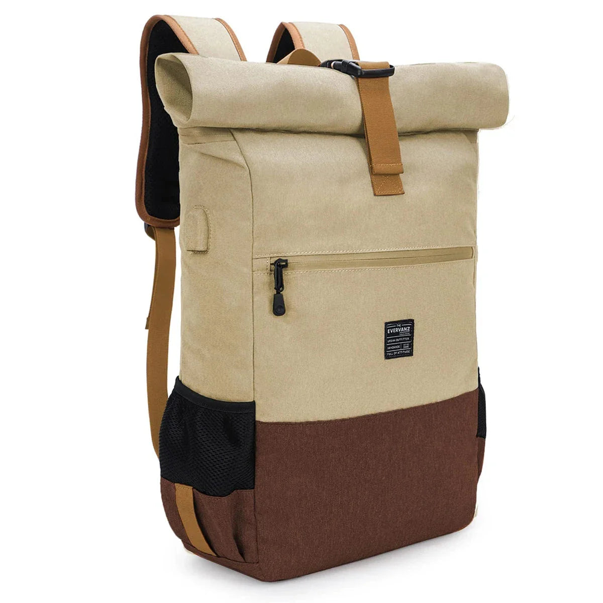 Sac à dos roll-top en coloris camel, posé sur une table