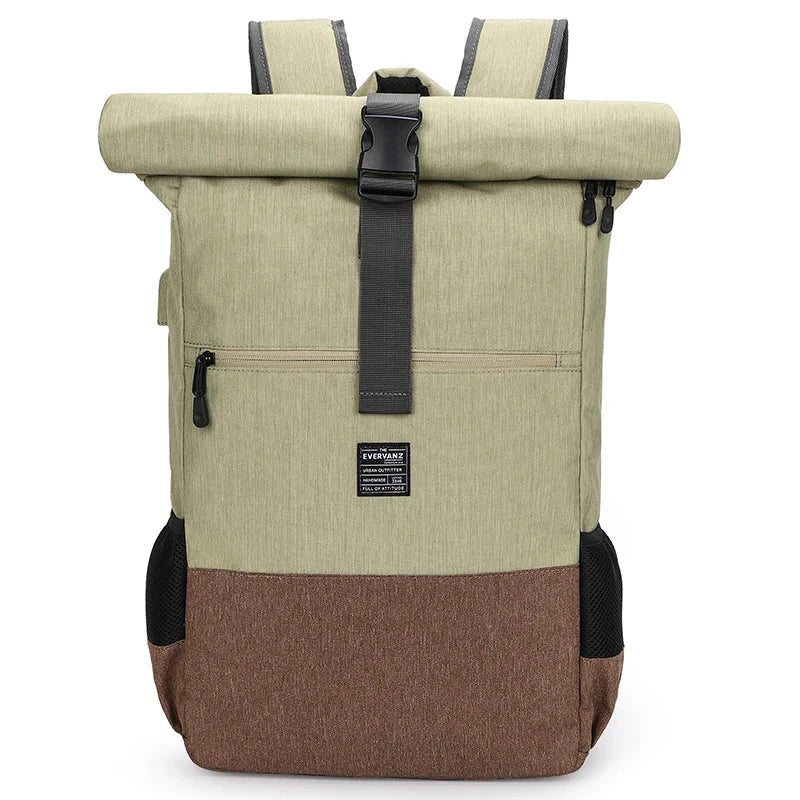 Sac à dos roll-top en coloris vert, posé sur un sol clair