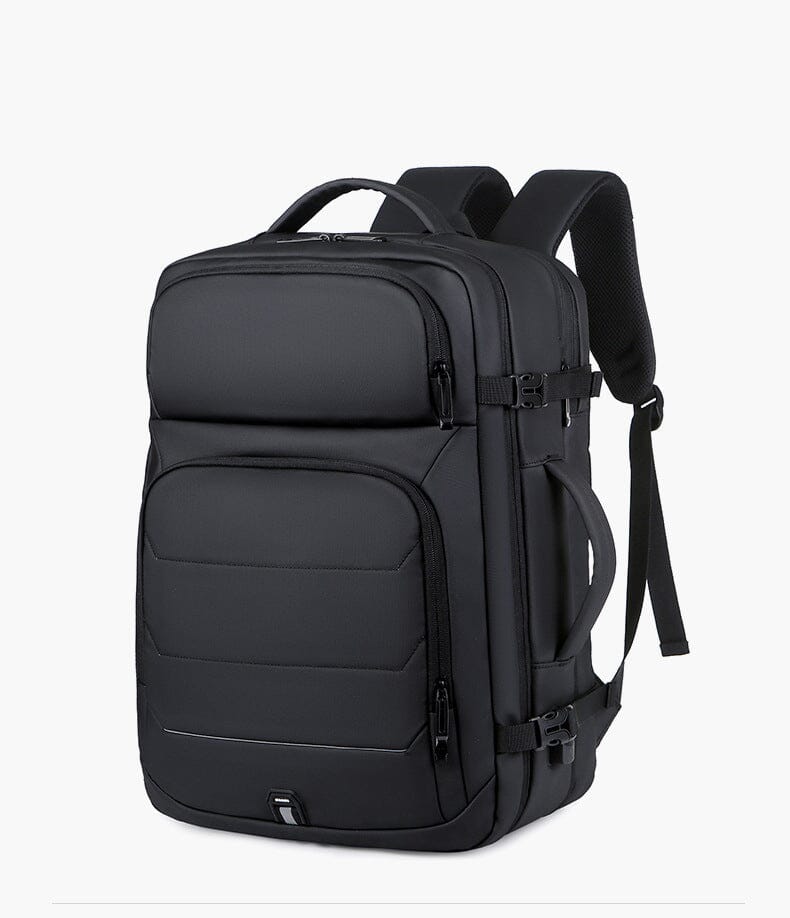 Sac à dos posé sur une valise, illustrant sa fonction de bagage cabine