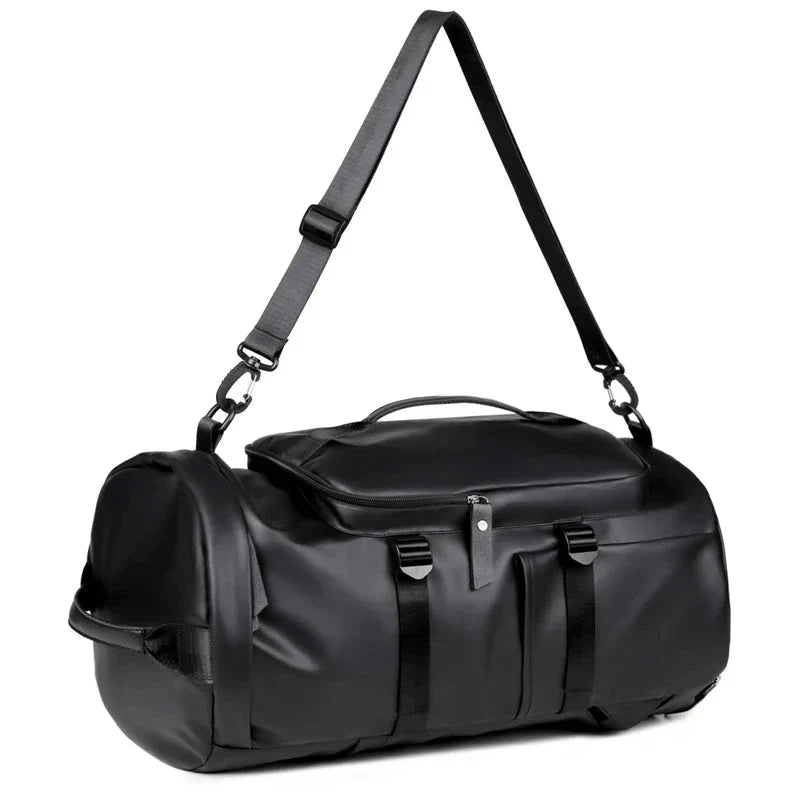 Sac à dos convertible en mode bandoulière sur fond blanc