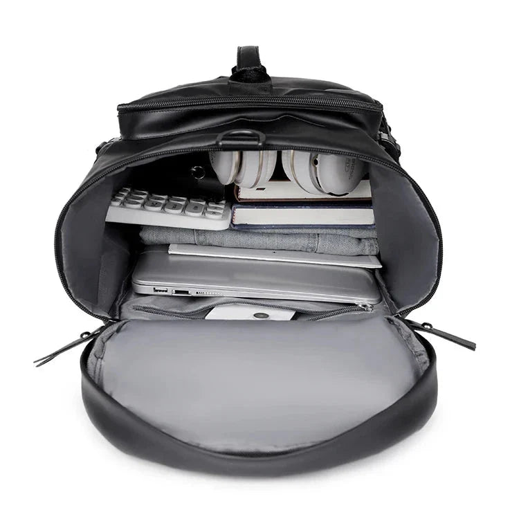 Sac à dos porté à la main, illustrant sa polyvalence