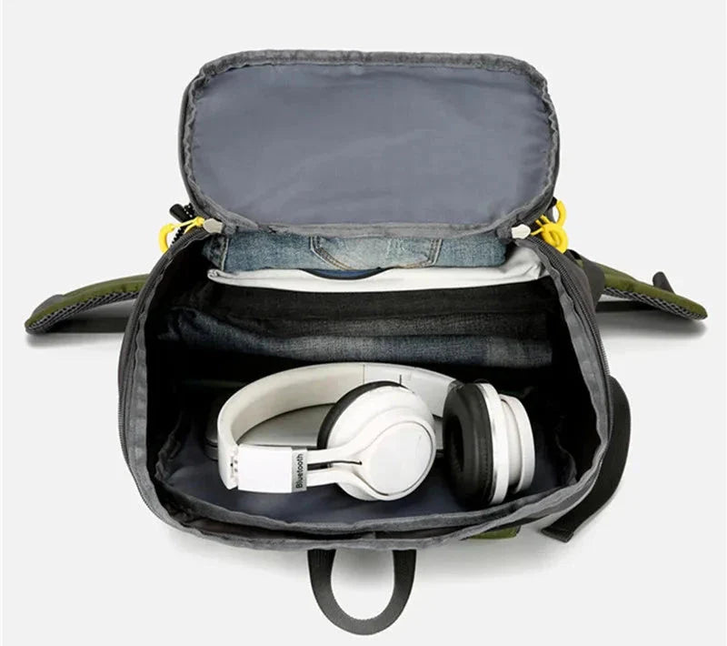 Vue arrière du sac à dos, bretelles ajustables visibles