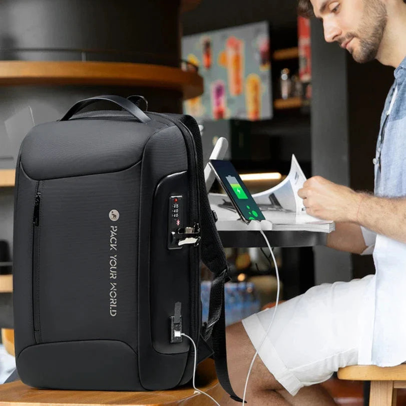 Compartiment principal ouvert avec espace pour ordinateur portable