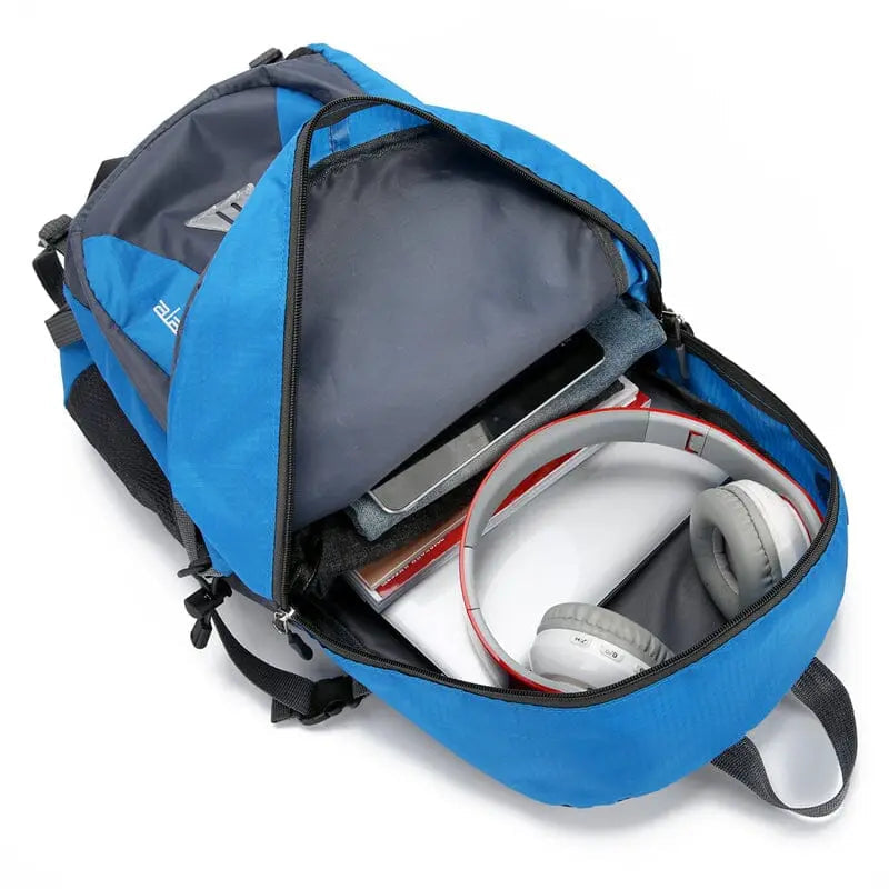 Vue de face d'un sac à dos de voyage 40L avec poches multiples