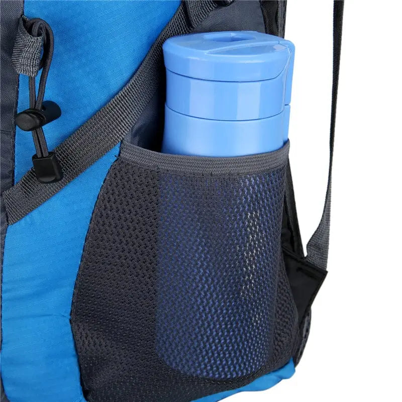 Vue arrière d'un sac à dos de voyage 40L avec bretelles ajustables