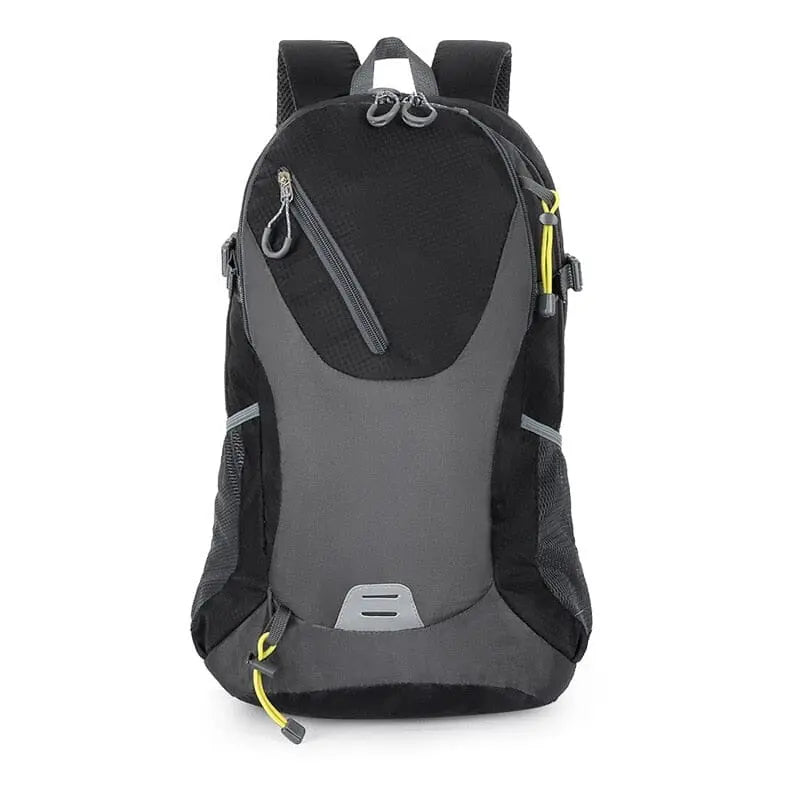 Sac à dos noir, mettant en avant sa sobriété et élégance