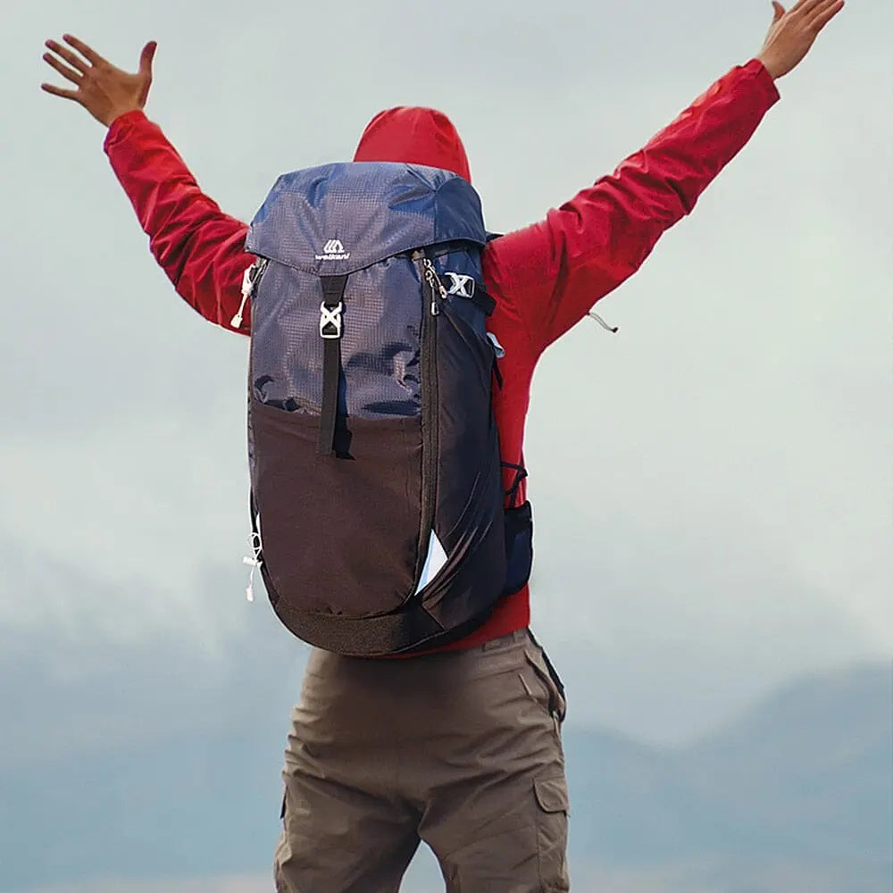 Vue arrière du sac à dos, bretelles ajustables visibles