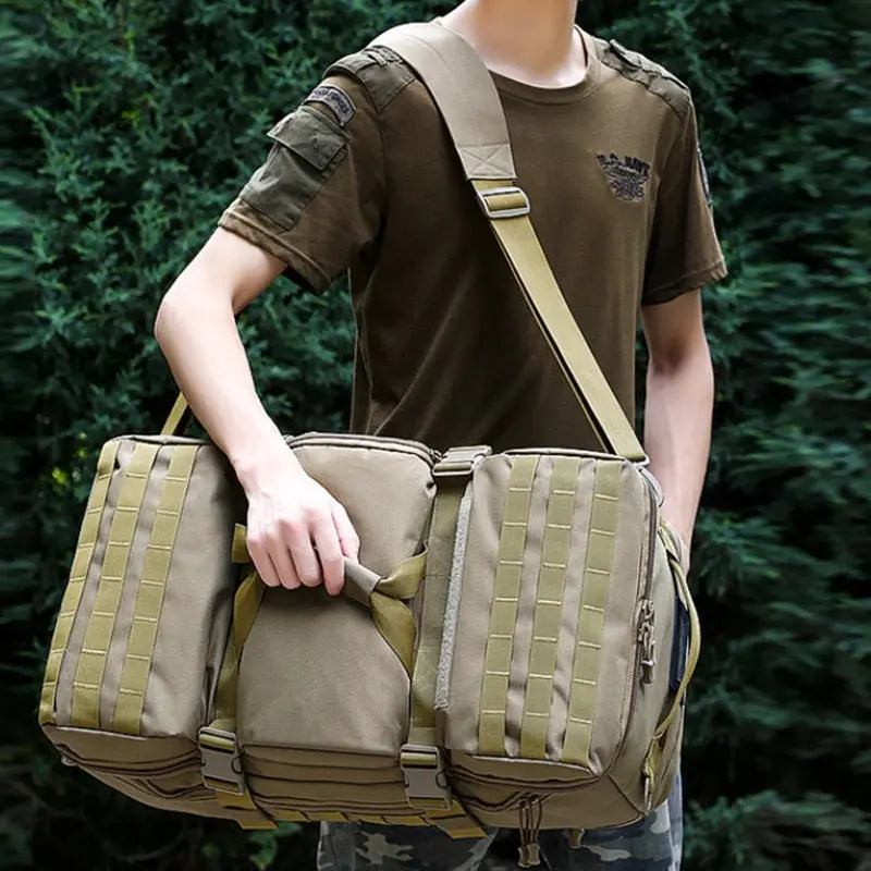 Vue de dessus du sac à dos militaire 65L, fermetures éclair visibles
