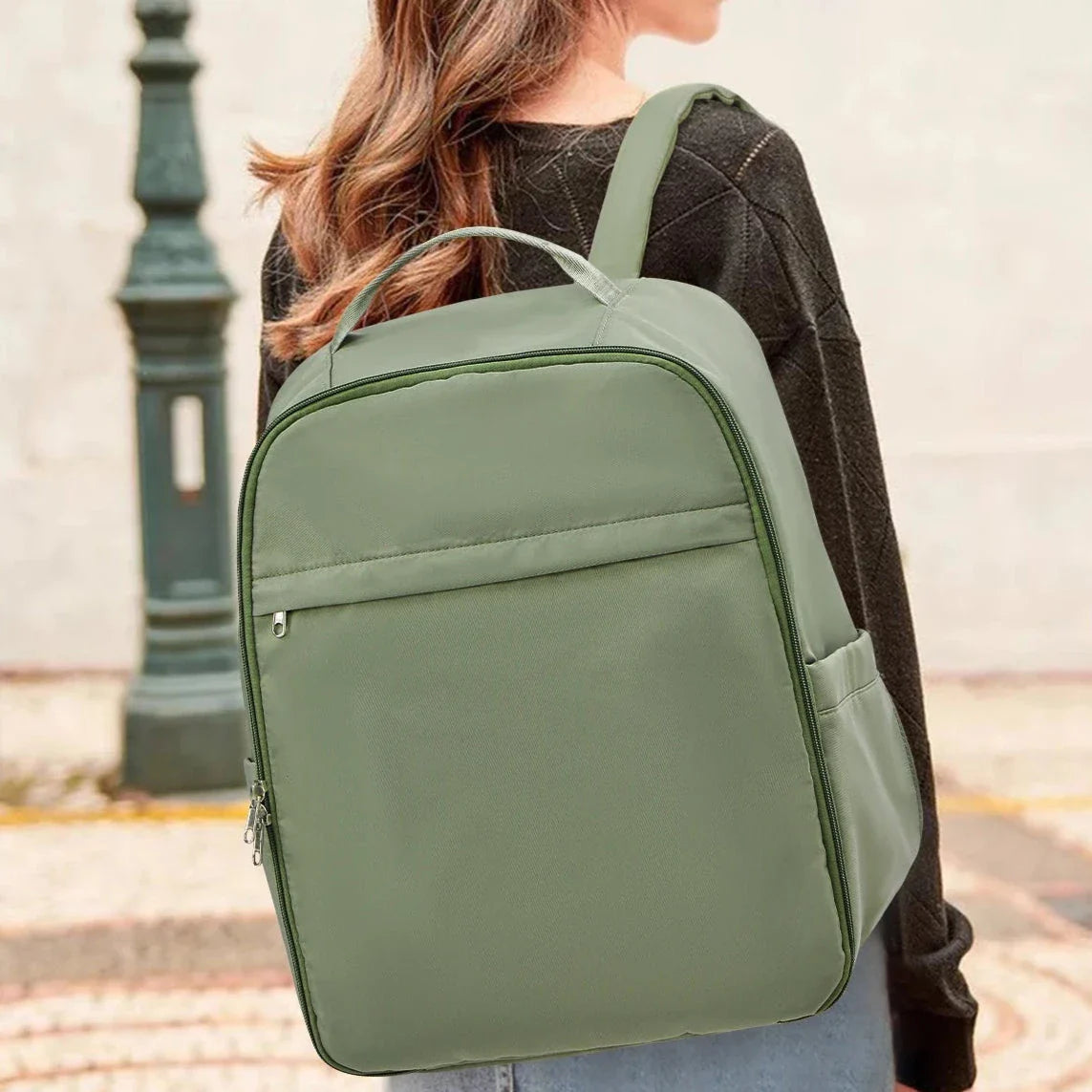 Vue rapprochée du port USB intégré sur le côté du sac à dos