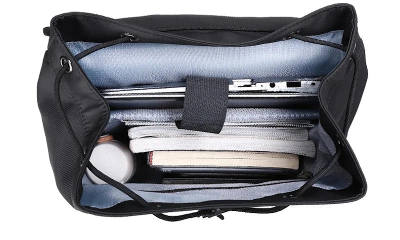 Sac à dos noir élégant avec multiples compartiments visibles
