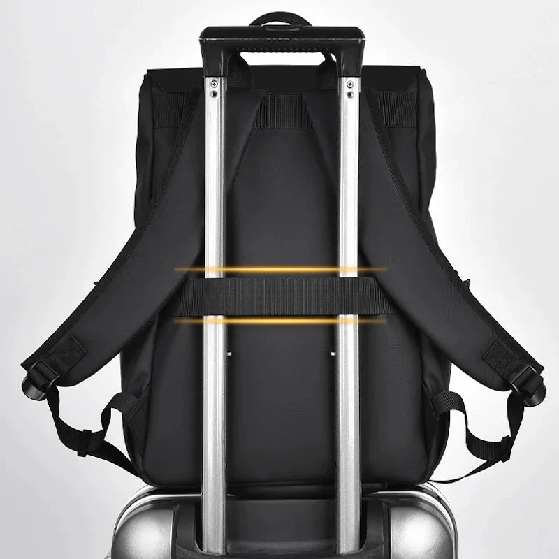 Vue de profil du sac à dos noir, bretelles rembourrées