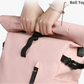 Détail du port USB intégré sur le sac à dos imperméable