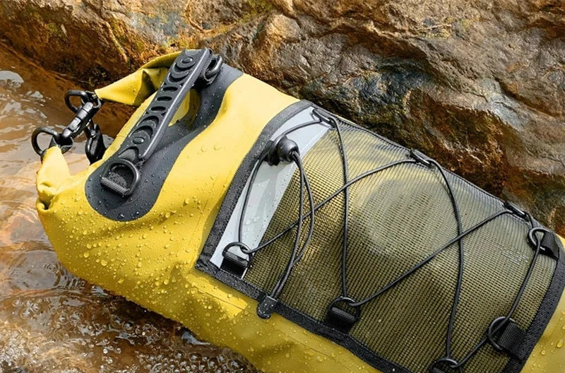 Sac à dos étanche en PVC robuste sur fond blanc