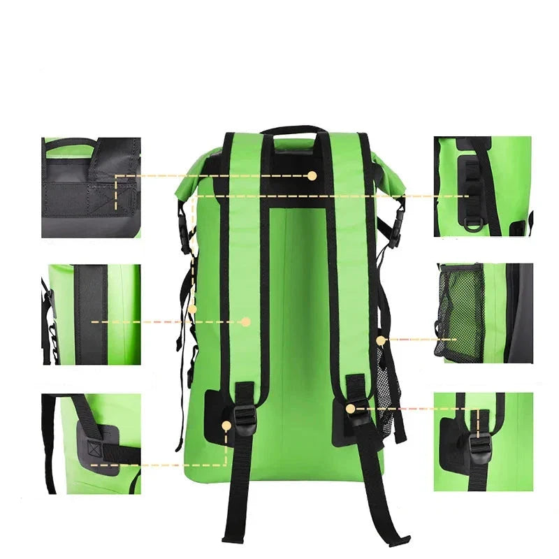 Sac à dos étanche 30L posé sur un sol sablonneux