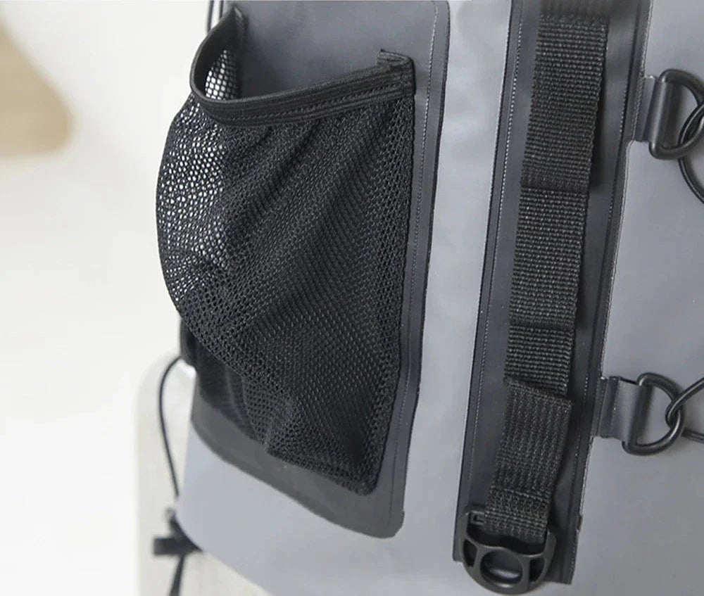 Sac à dos étanche porté par une personne en tenue de surf