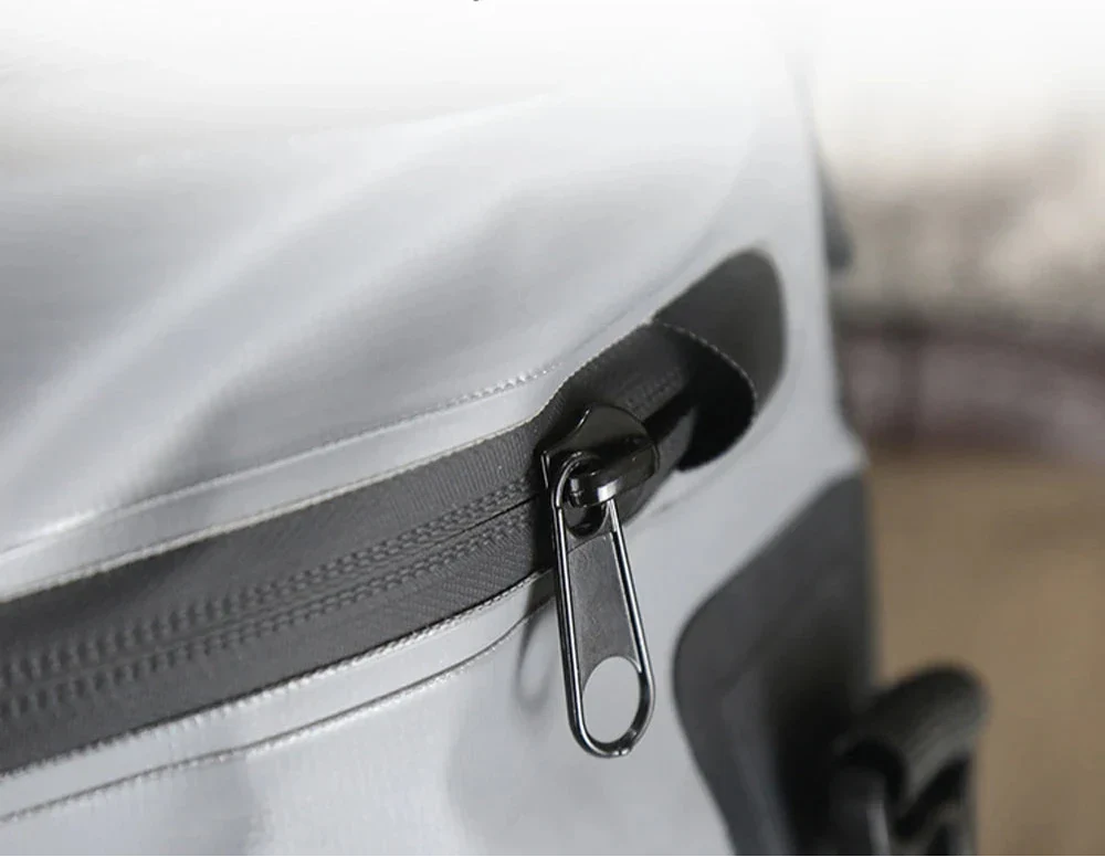 Détail des coutures renforcées du sac à dos étanche