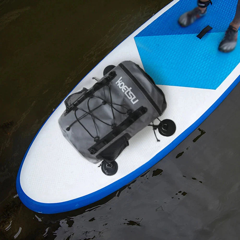 Sac à dos étanche 40L posé sur une plage de sable