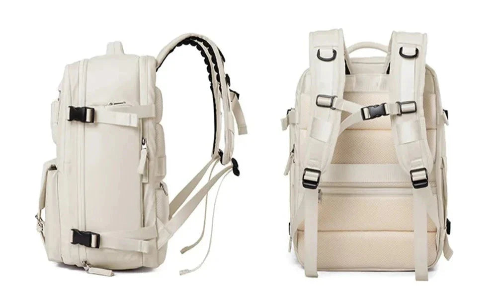 Sac à dos accroché à une valise à roulettes