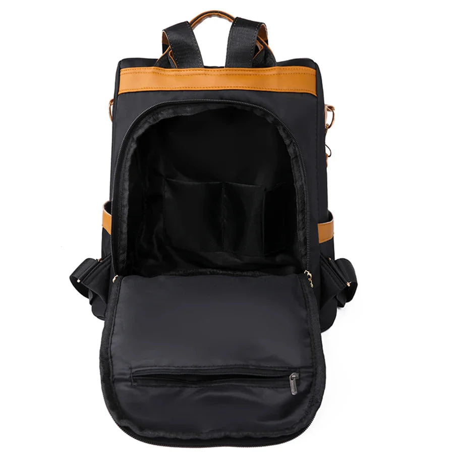 Sac à dos élégant porté par une femme en extérieur