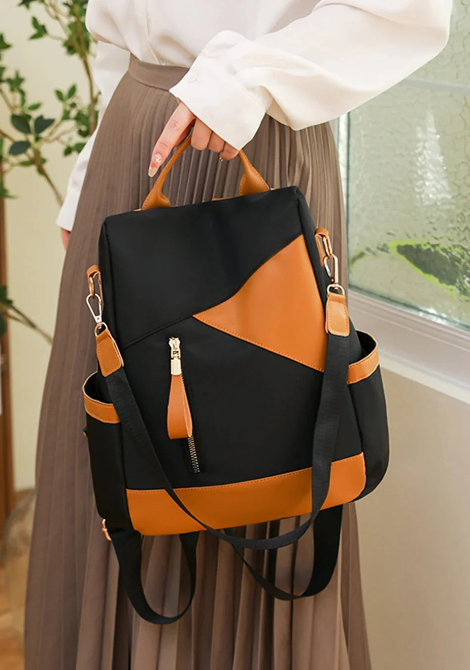 Détail de la fermeture arrière discrète du sac