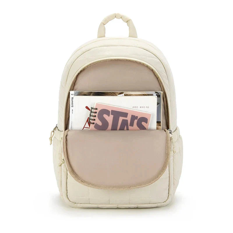 Sac à dos fixé sur une valise grâce à la sangle arrière