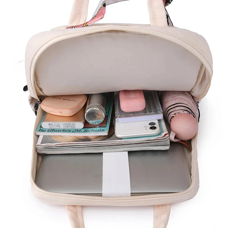 Vue de côté du sac à dos avec poches multiples