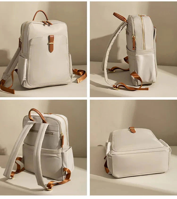 Sac à dos posé sur une valise, montrant la sangle de fixation