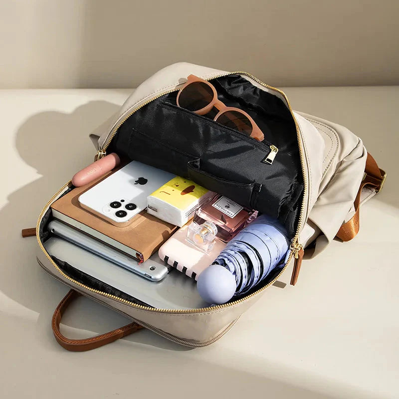 Sac à dos ouvert montrant les poches intérieures et le compartiment