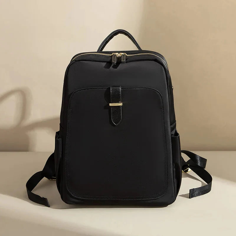 Sac à dos noir, alliant discrétion et fonctionnalité