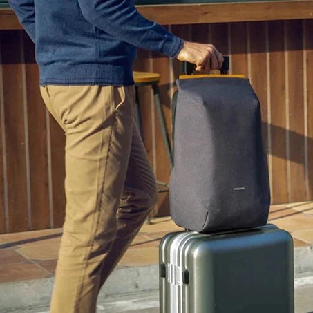 Sac à dos porté par une personne en milieu urbain