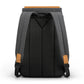 Sac à dos sur une table, montrant le tissu imperméable