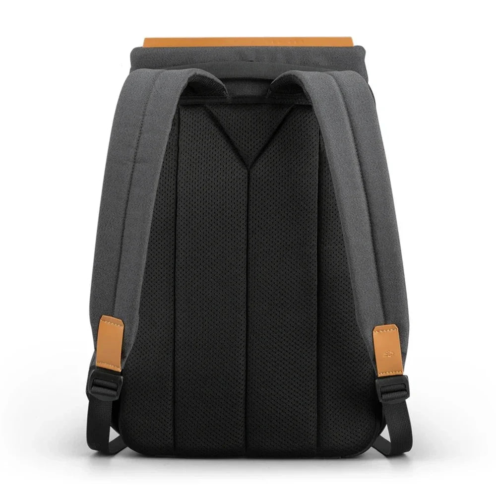 Sac à dos sur une table, montrant le tissu imperméable